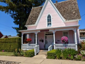 Pink House Cafe in Independence